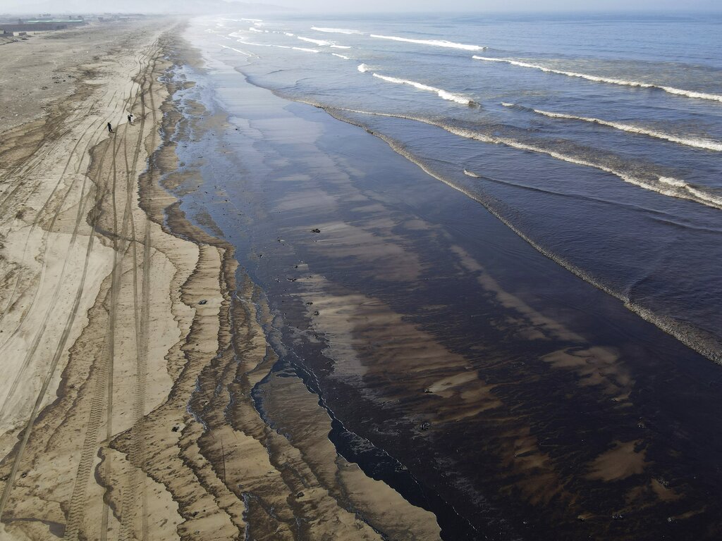 Perú: 21 playas contaminadas tras derrame petrolero