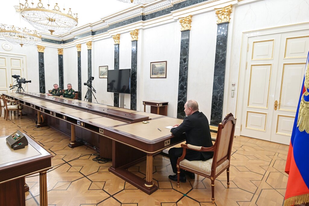 presidente ruso Vladimir Putin, derecha, habla con su ministro de Defensa Sergei Shoigu, Foto: AP