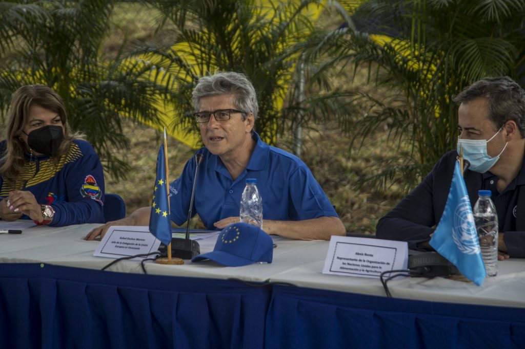 UE espera que diálogo entre chavismo y oposición permita el retorno de petroleras