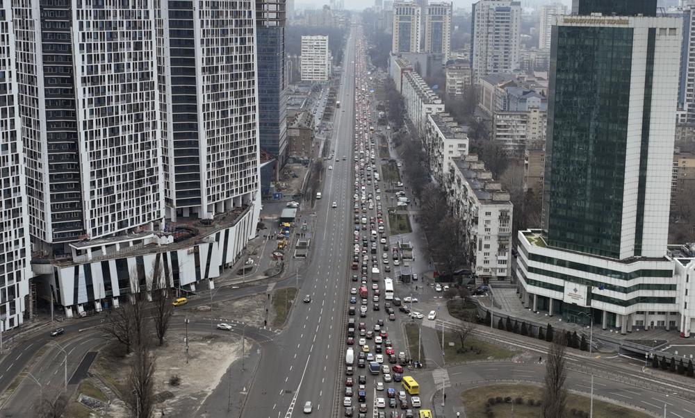 Ucrania: colapso en carreteras de Kiev para salir de la ciudad