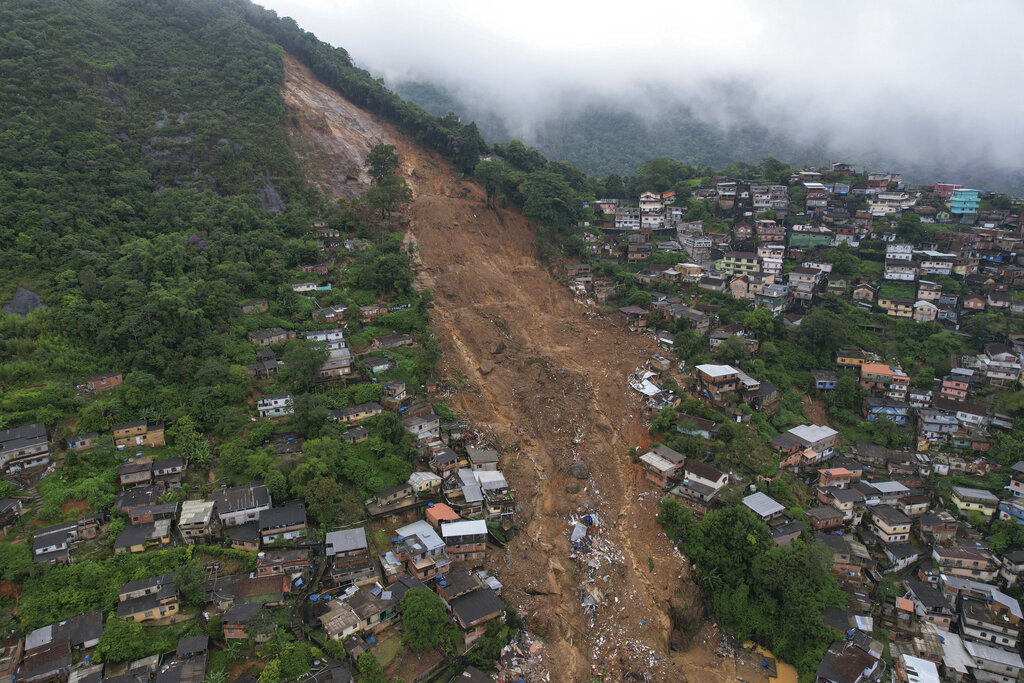 Muertes por deslaves en Brasil ascienden a 94