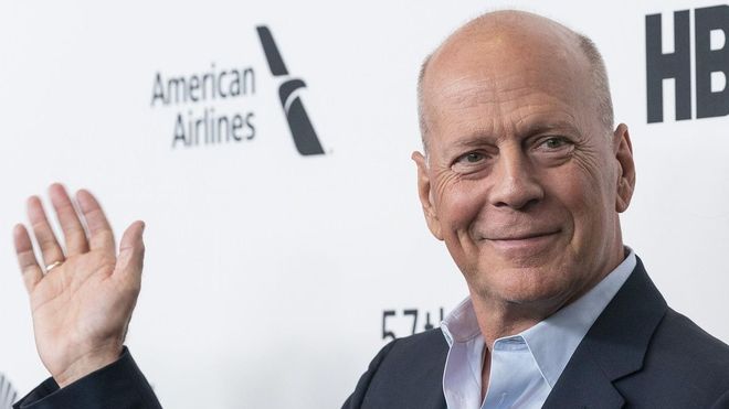 Esposa de Bruce Willis pide a periodistas y fotógrafos "Mantengan distancia y no le griten"