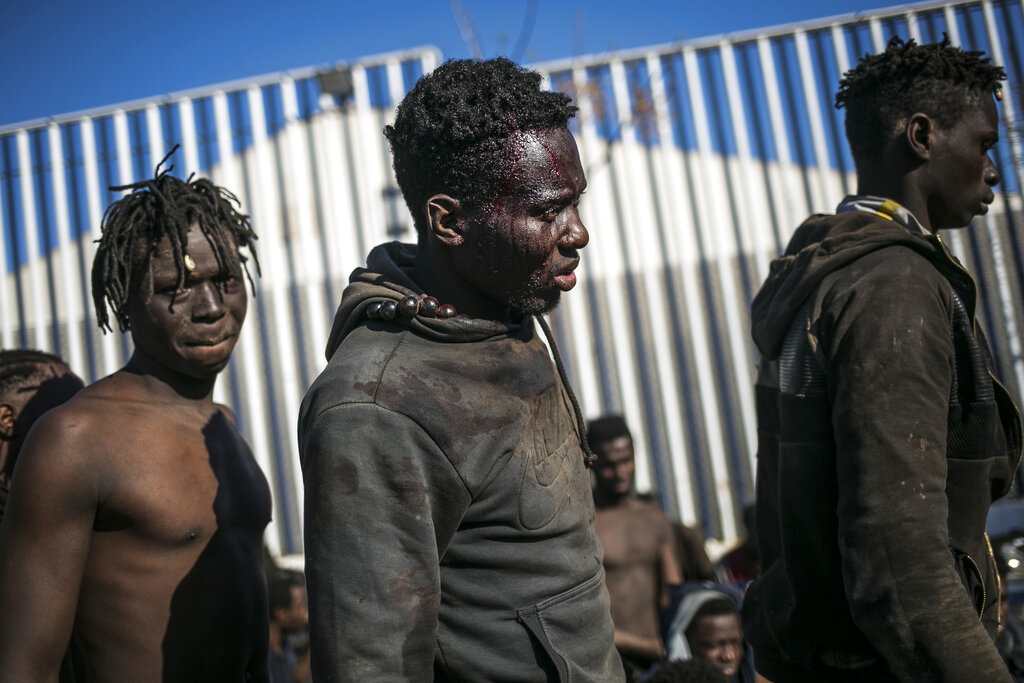 Cientos de africanos entran a Melilla por segundo día