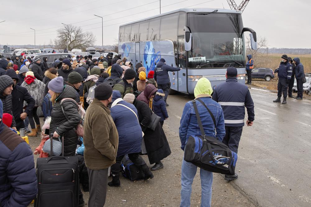 Ucrania envía 45 autobuses para evacuación de Mariúpol, tras confirmación de Rusia del cese al fuego