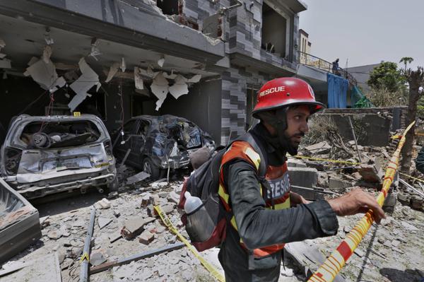 Una bomba deja al menos 30 muertos en mezquita de Pakistán