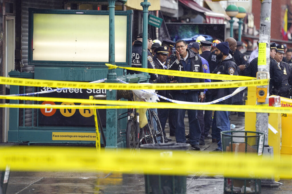 EEUU | Policía no ha encontrado a atacante que dejó 10 heridos en metro de Brooklyn