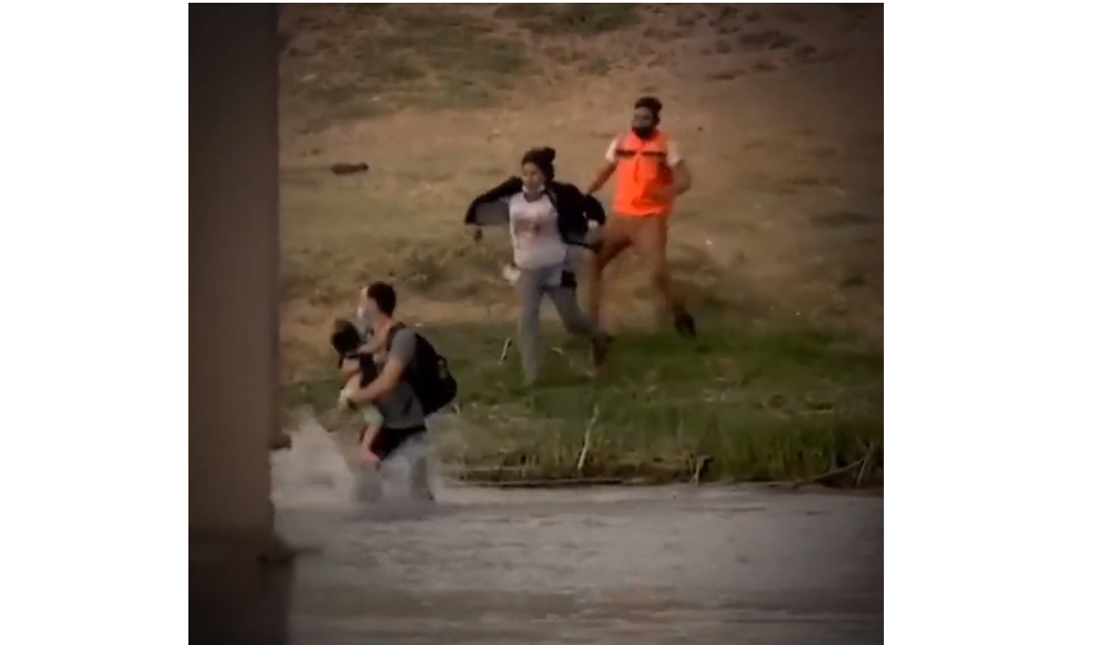 Inmigrantes se zafan de los funcionarios mexicanos y logran llegar a EEUU a través del Río Grande