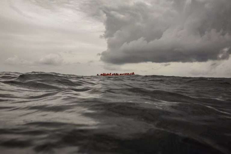 Armada colombiana rescata a ocho migrantes venezolanos abandonados, dos de ellos niños, en un cayo cerca de San Andrés