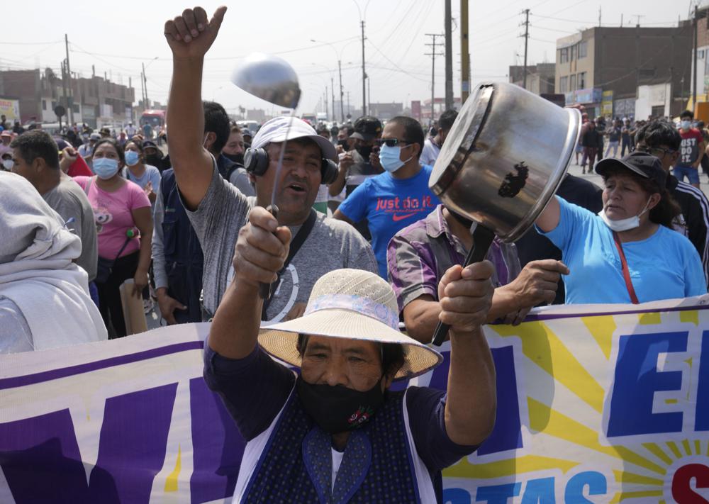 Decretan toque de queda en Perú tras protestas que dejaron al menos 39 detenidos y cuatro fallecidos