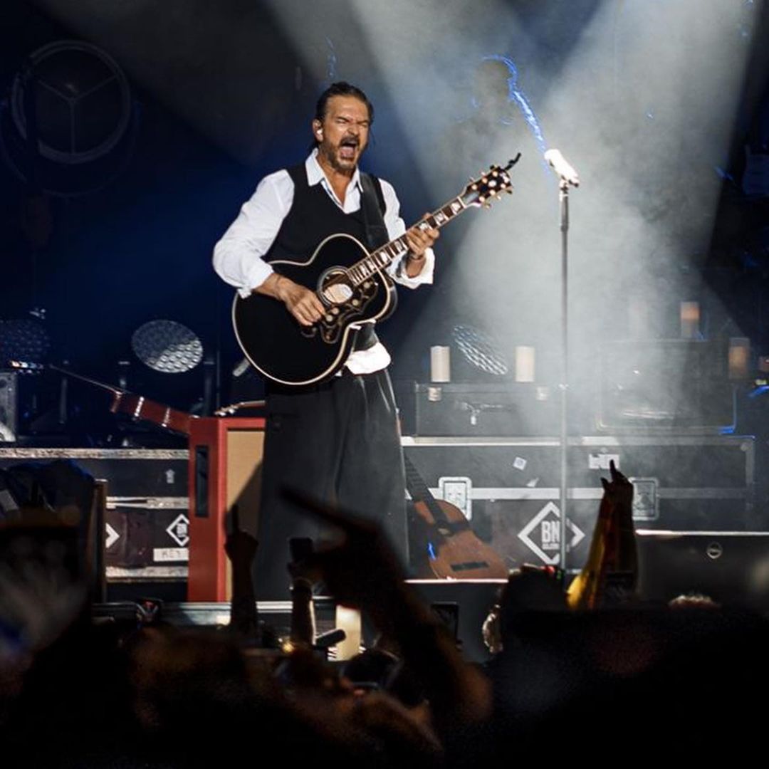 (+Video) Arjona canta "Desnuda" en concierto y fanática se quita la ropa