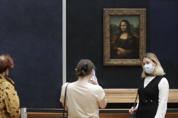 Francia | Un hombre arrojó un pedazo de torta a la Mona Lisa, en el Museo del Louvre