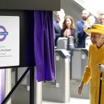 La reina Isabel II visita por sorpresa la nueva línea de metro que lleva su nombre en Londres