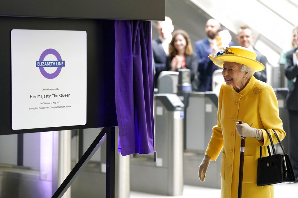 La reina Isabel II visita por sorpresa la nueva línea de metro que lleva su nombre en Londres