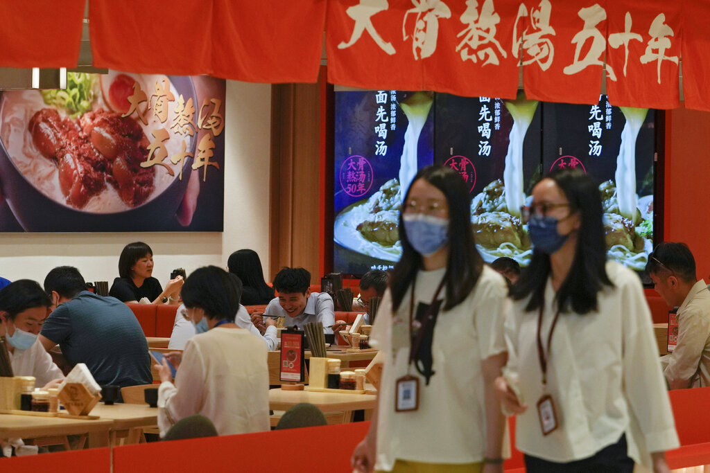 Beijing reabre restaurantes ante el descenso de contagios