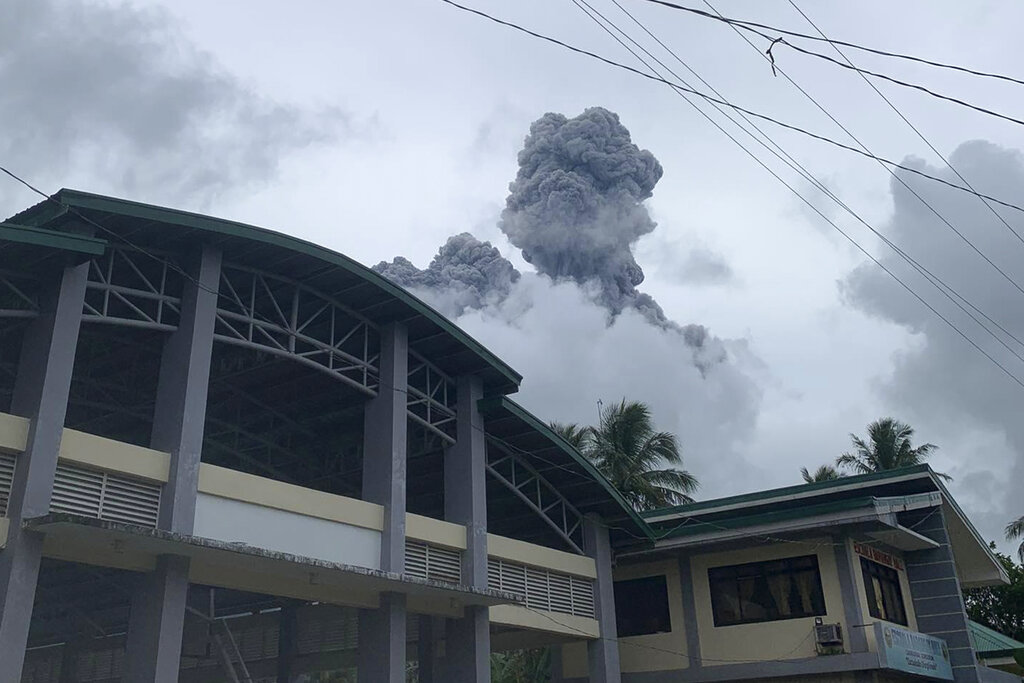 Volcán filipino expulsa ceniza y alarma a la población