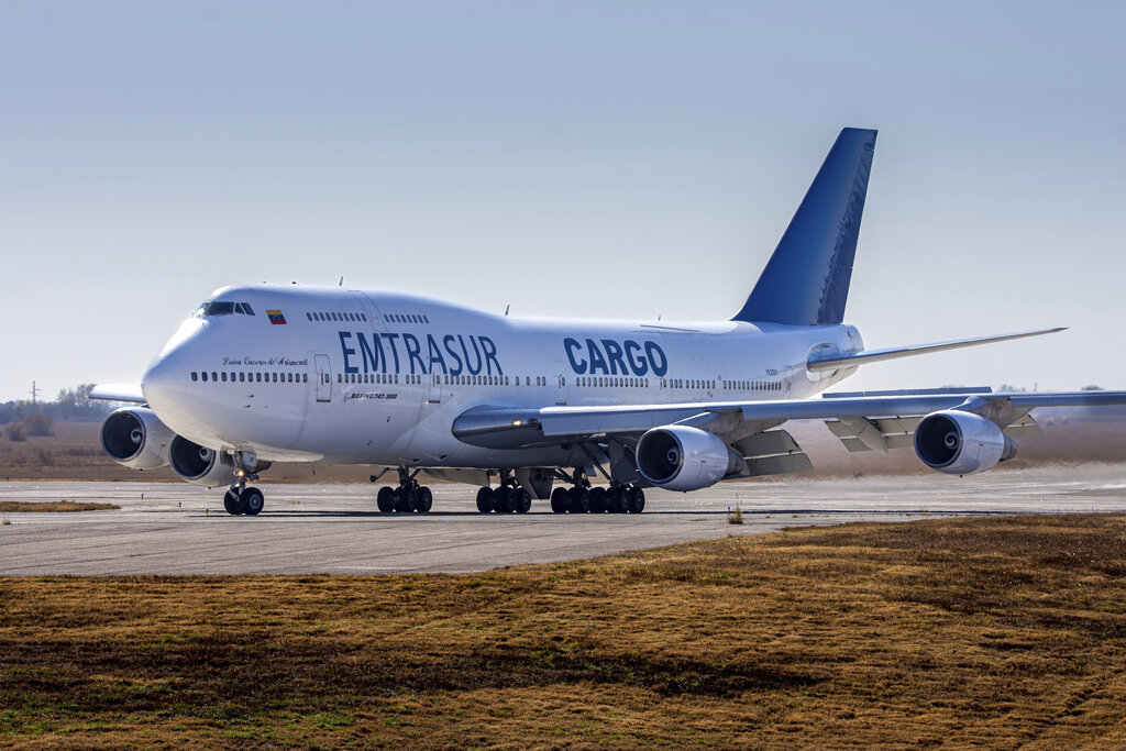 Sale de Argentina primer grupo de tripulantes de avión venezolano retenido