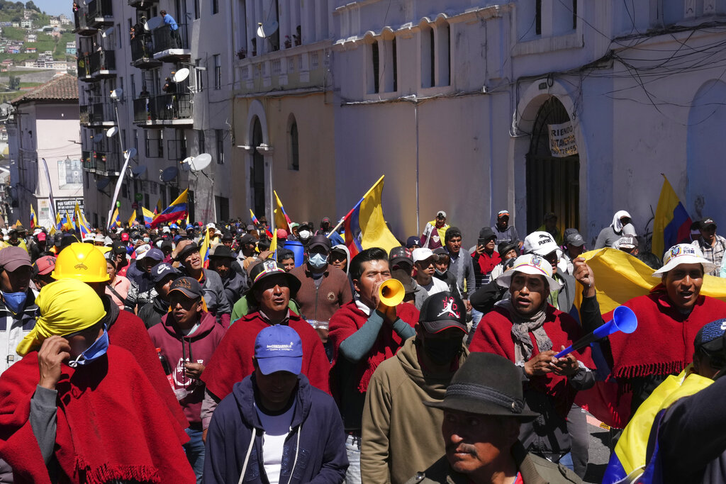 Ecuador: manifestantes destruyen dos estaciones de policía