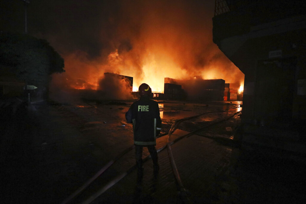 Al menos 38 muertos en un incendio en Bangladesh