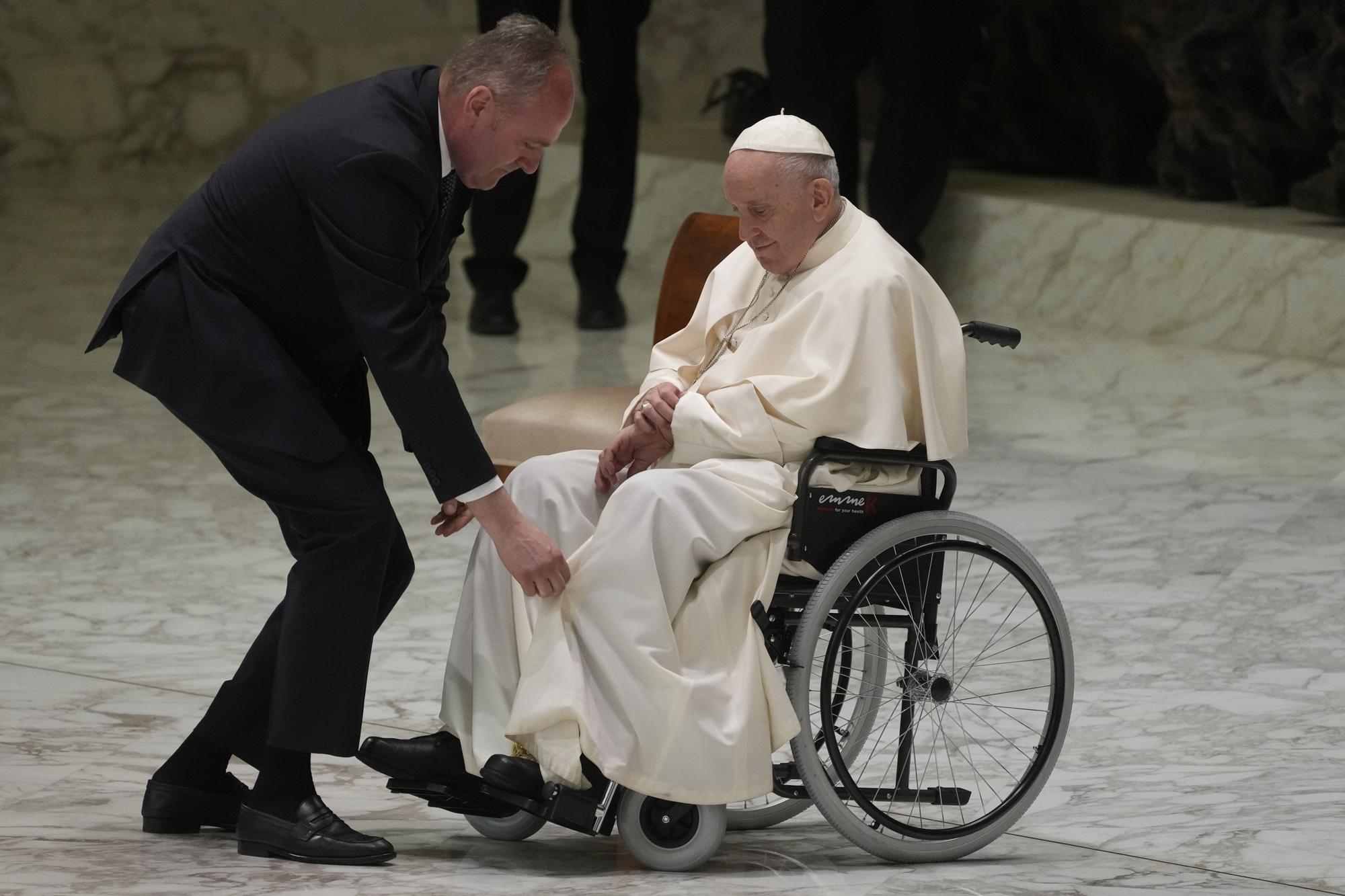 papa francisco en silla de ruedas ap news