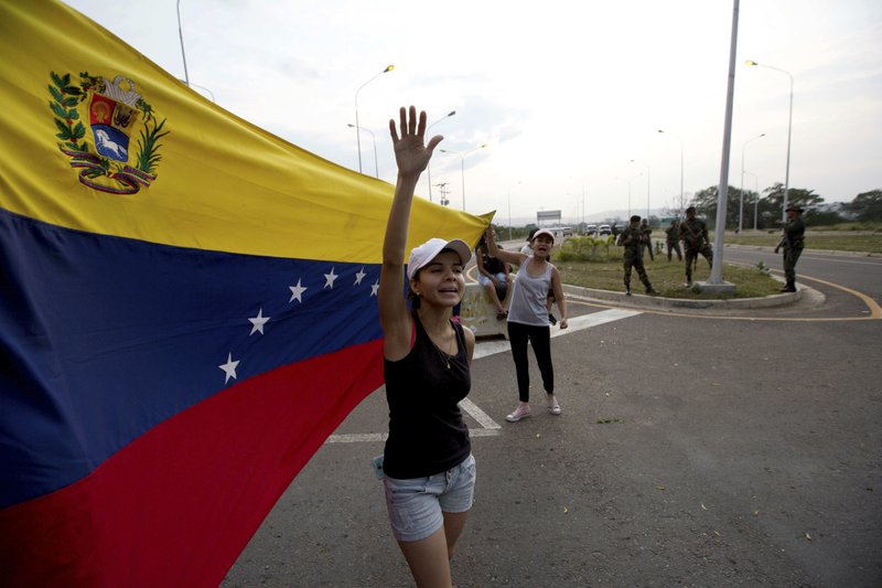 Encuesta: un tercio de chavistas y casi la mitad opositora no confían en sus líderes