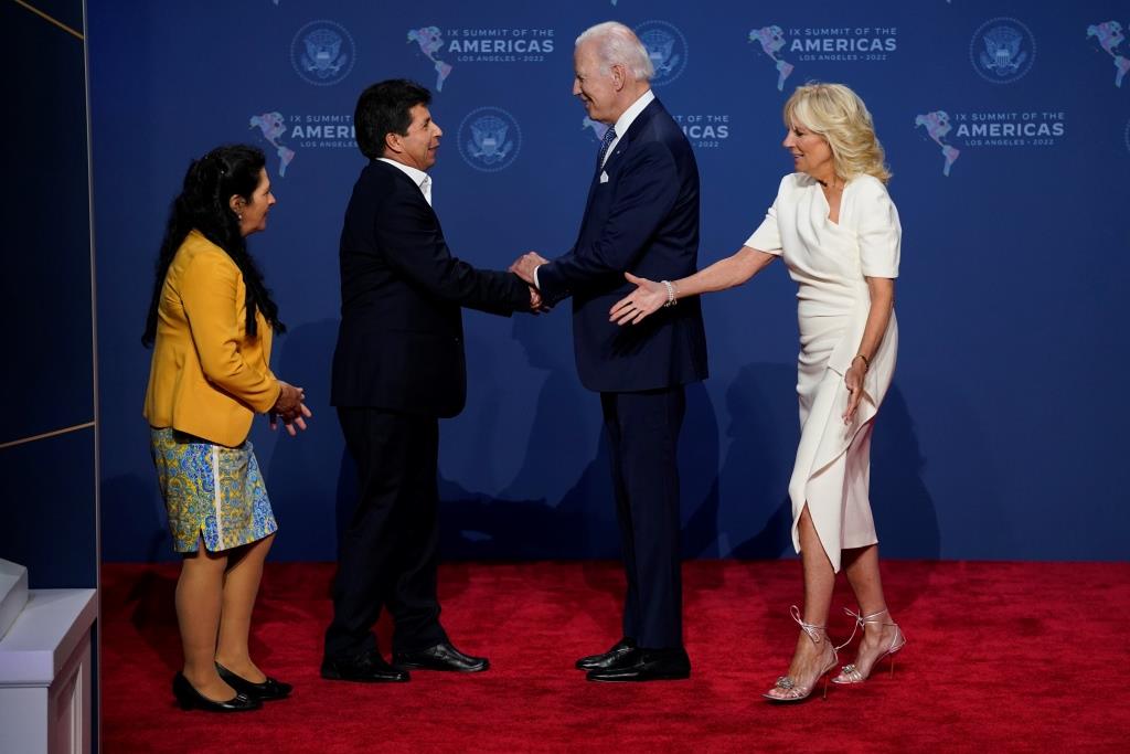 Presidente de Perú asegura que quieres arrestar a su esposa