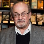 Salman Rushdie sigue hospitalizado tras ataque