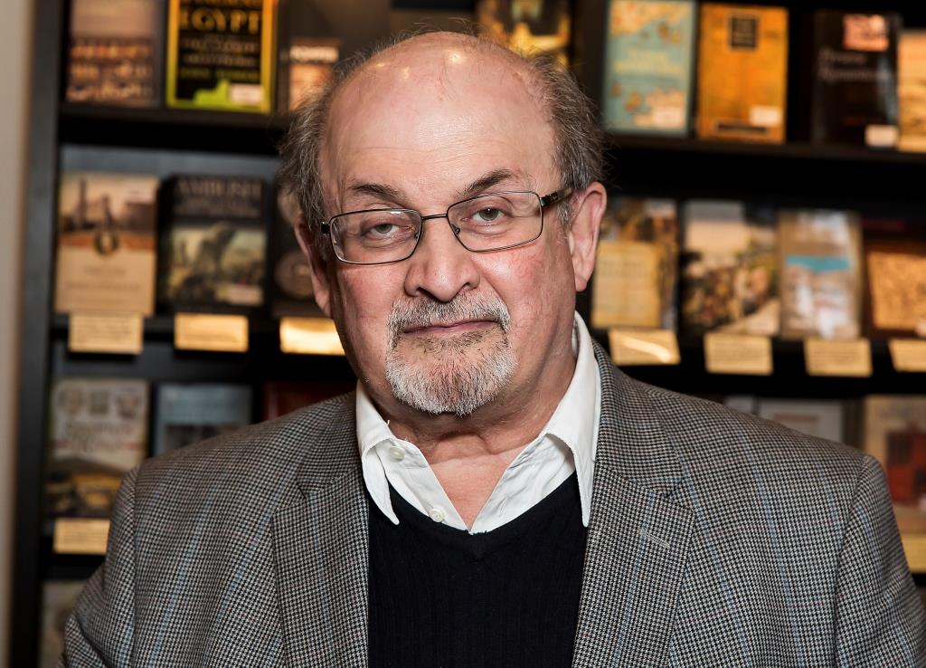 Salman Rushdie sigue hospitalizado tras ataque