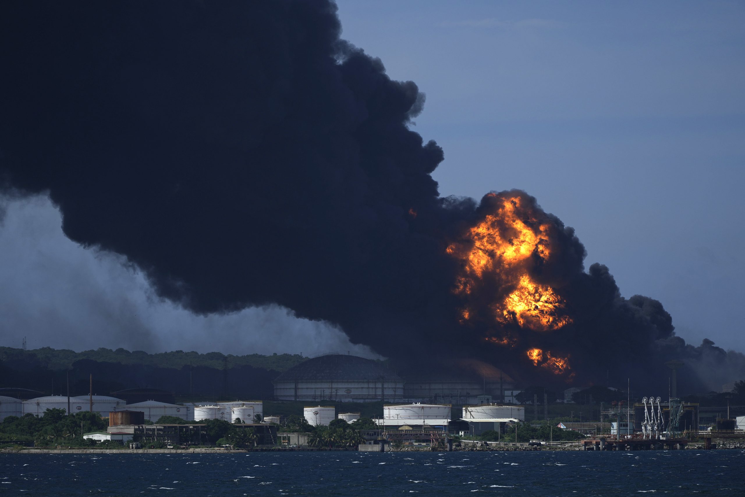 Al menos 121 heridos tras incendio en base de combustible en Cuba