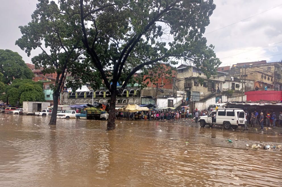 Caracas | Fuertes lluvias provocaron desbordamiento de la quebrada El Algodonal a la altura de La Yaguara