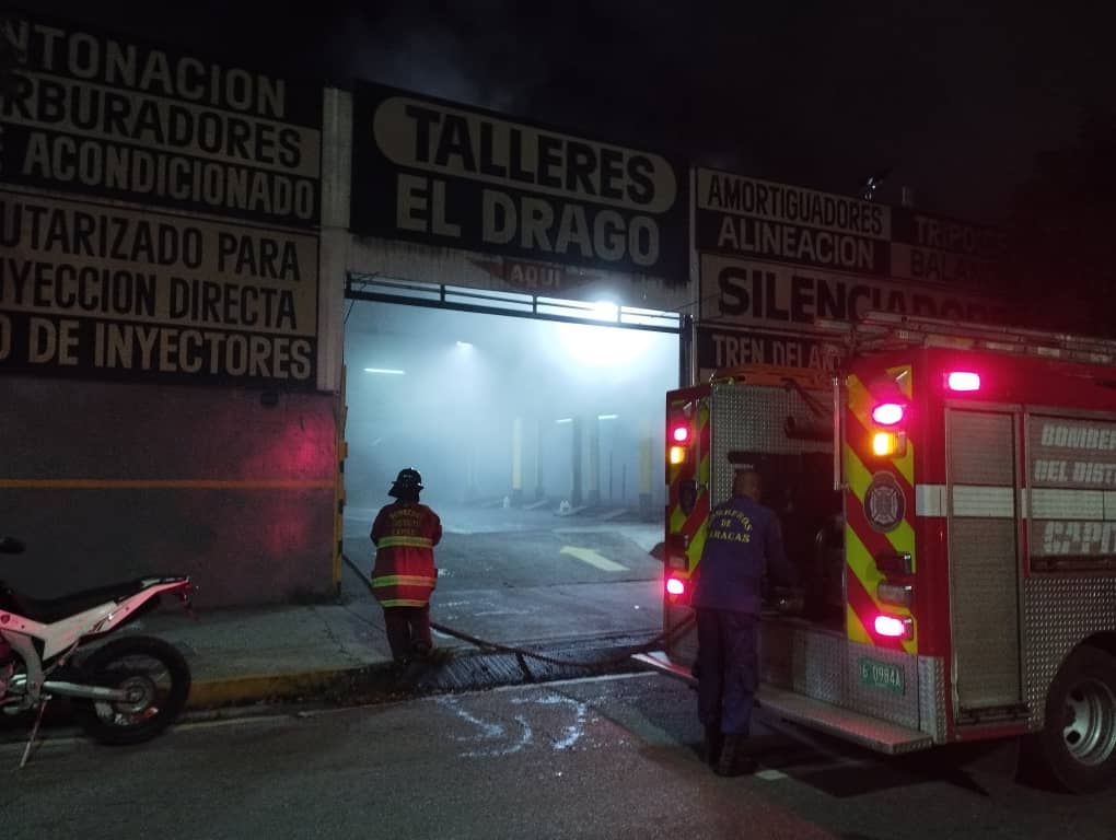 Incendio en municipio Chacao deja dos bomberos afectados