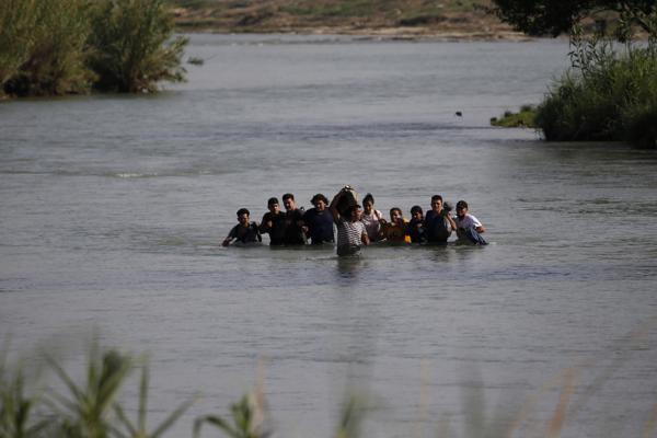 Migrantes salvan a venezolano en el río Bravo mientras crece la desesperación en México