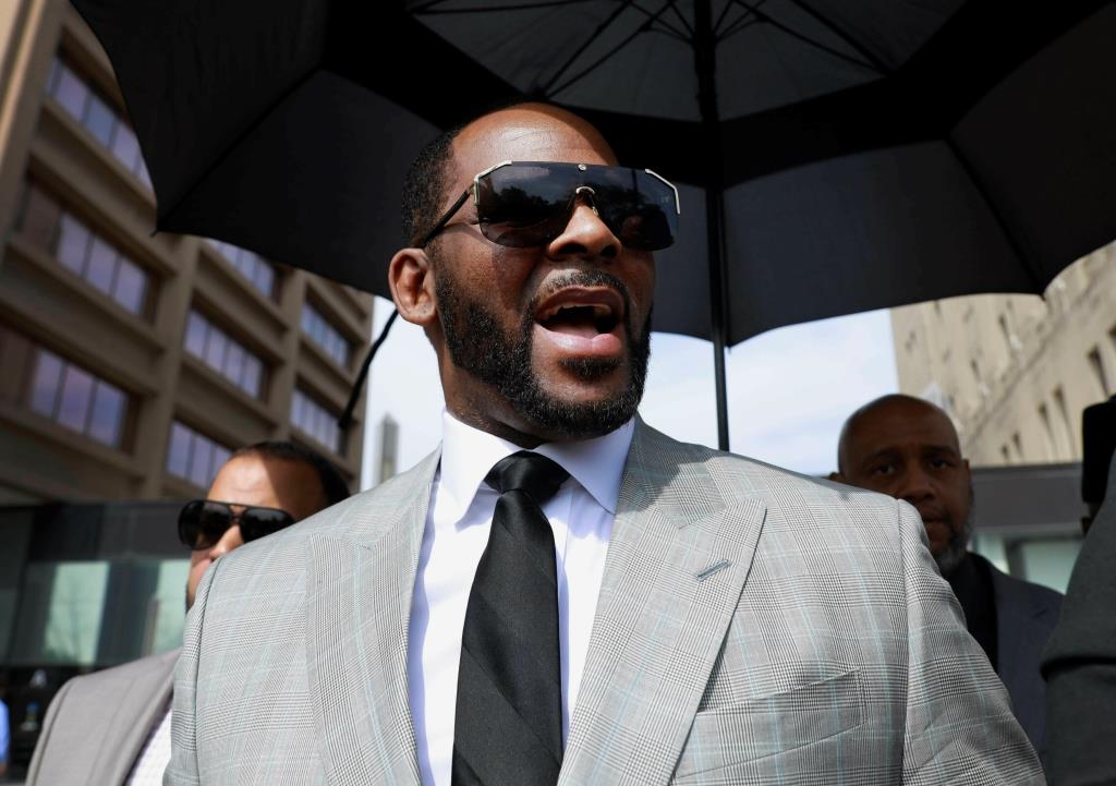 R. Kelly es declarado culpable por múltiples cargos de pornografía infantil