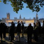 Miles de personas hacen fila en Londres para despedirse de Isabel II