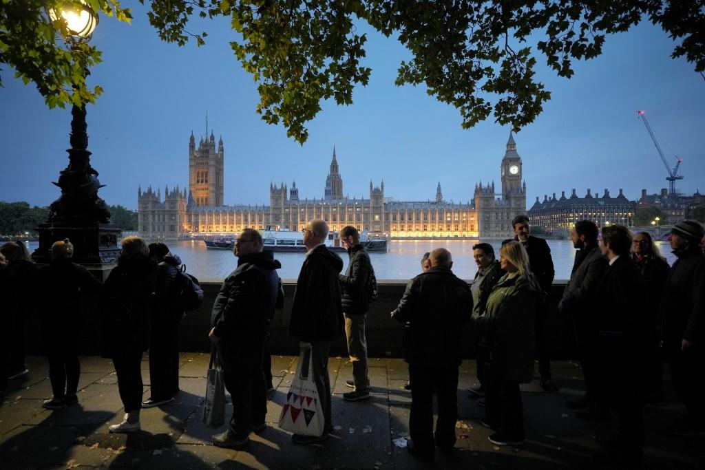 Miles de personas hacen fila en Londres para despedirse de Isabel II