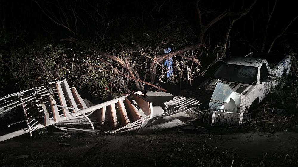 Ian se convierte en tormenta tropical, pero deja destrucción a su paso por Florida