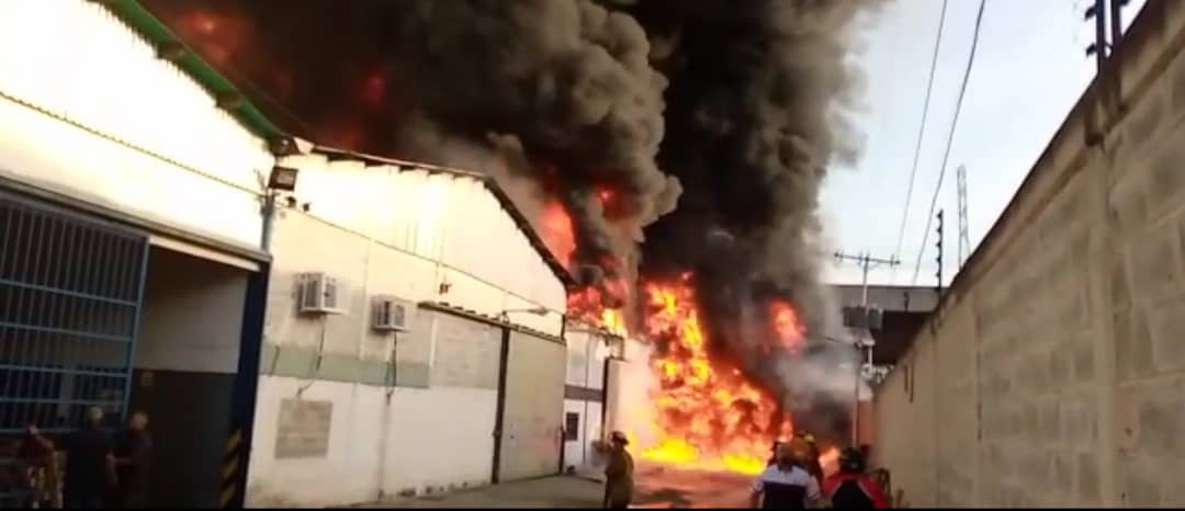 Aragua | Reportan incendio en fábrica de velas en la zona industrial