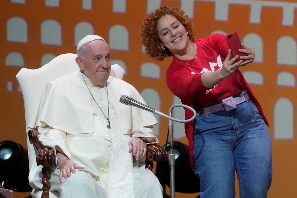 El papa pide a jóvenes salvar el planeta y encontrar la paz