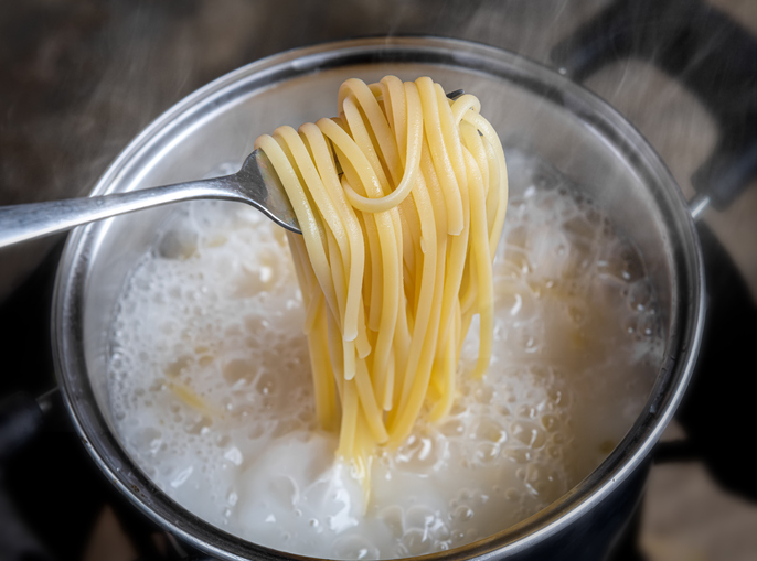 Cocer la pasta con fuego apagado: el consejo de un Nobel de Física para ahorrar energía