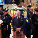 Rey Carlos III viaja a Belfast, mientras se espera que el ataúd de Isabel II vuelve a Londres