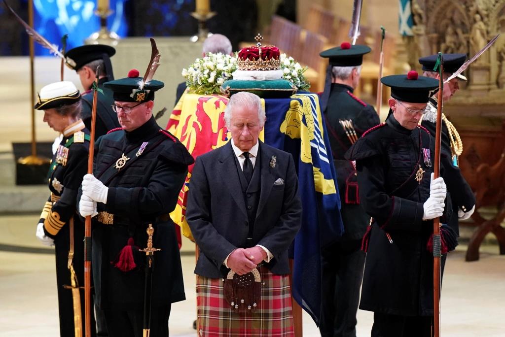 Rey Carlos III viaja a Belfast, mientras se espera que el ataúd de Isabel II vuelve a Londres