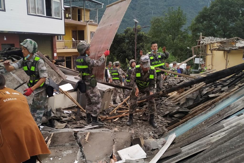 China | Elevan a 74 los fallecidos por terremoto en la provincia de Sichuan