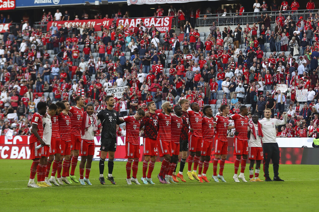 Jugadores del Bayern Munich saludan a sus fans después de su partido de la Bundesliga contra Mainz en la Allianz Arena de Munich