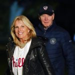 Jill Biden acompañada de su esposa Joew Biden, con una franela de los Filis, se dirige a la Casa Blanca