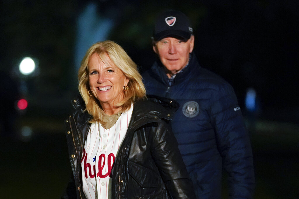 Jill Biden acompañada de su esposa Joew Biden, con una franela de los Filis, se dirige a la Casa Blanca