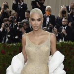 Kim Kardashian enfrenta multa millonaria por promocionar criptomoneda de forma ilegal