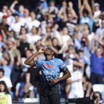 Víctor Osimhen del Napoli festeja el primer gol de su equipo contra Sassuolo en el estadio Diego Armando Maradona de Nápoles