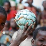 Millones de niños recibirán balones de fútbol en lugares más recónditos