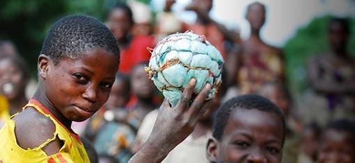 Millones de niños recibirán balones de fútbol en lugares más recónditos