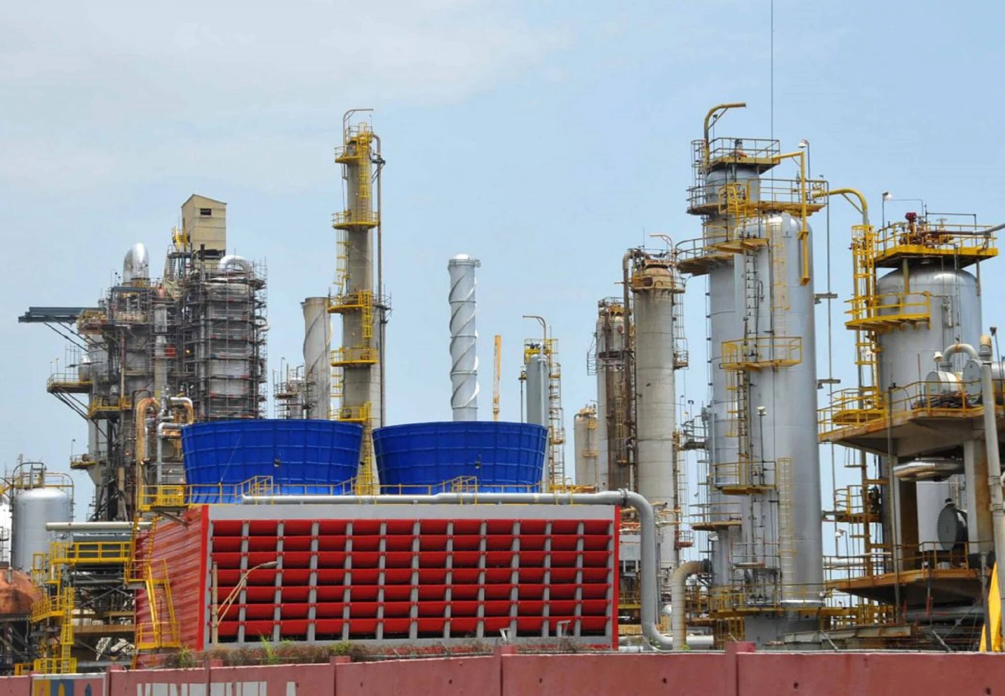 Pdvsa reinicia unidad de destilación en refinería El Palito