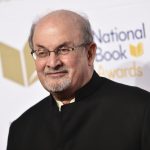 Rushdie quedó con secuelas en un ojo y una mano tras ataque